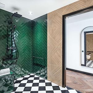 Chambre Accessible aux Personnes à Mobilité Réduite Lit Queen-Size
